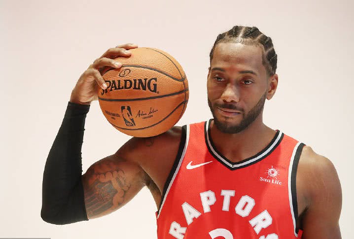 动作过大！约翰逊突破被段睿骐直接拽翻在地 后者违体（对抗过猛！约翰逊突破遭段睿骐拉拽摔倒，判罚违体犯规）