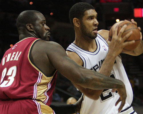 足球国足球迷自发组织万人方阵助威（万名球迷自发组建方阵为国足助威）