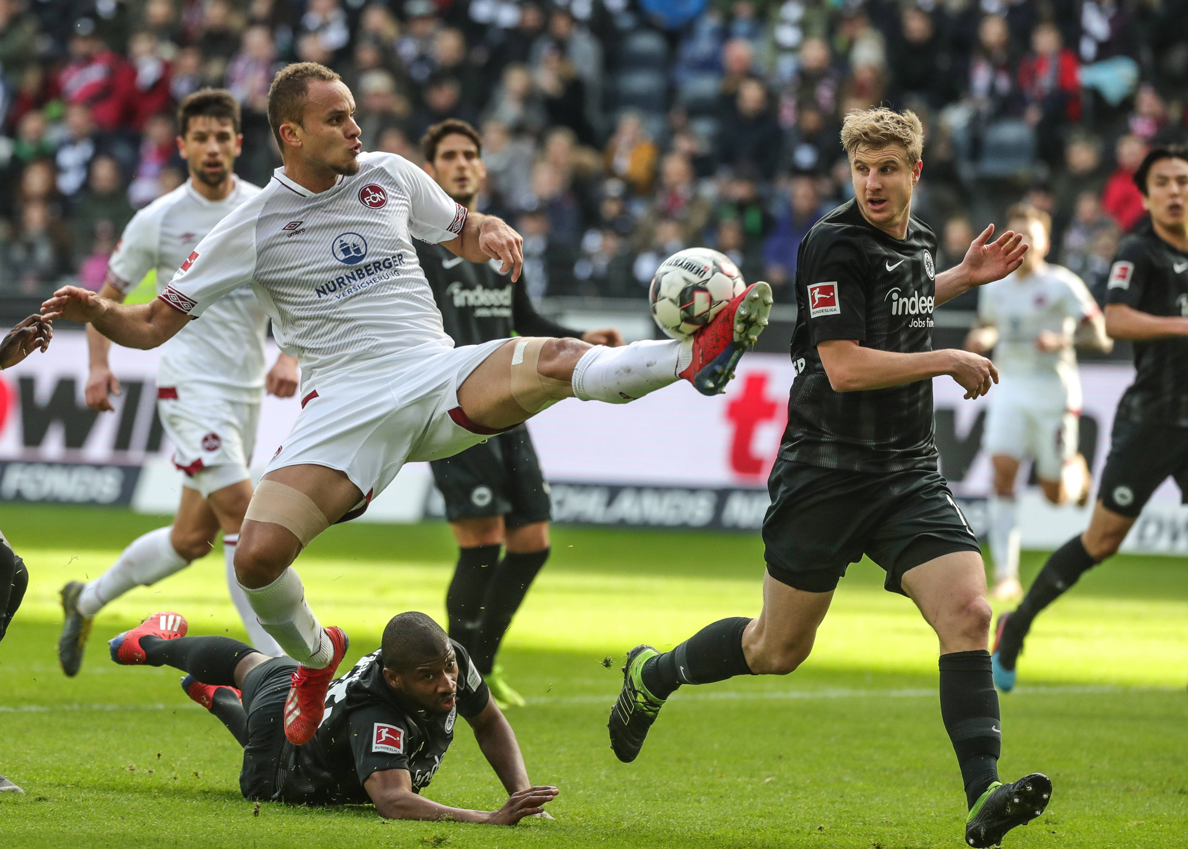 迪文岑佐11中7高效拿到18分5板4助2断，展现全面实力（迪文岑佐11投7中高效斩获18分5板4助2断，攻防全面开花）