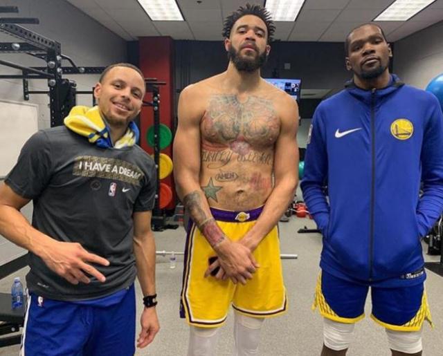 存在感不足！哈登上半场5中2得7分2板3助2断 罚球4中1（哈登半场低迷：5投2中仅7分2板3助2断，罚球4罚1中）