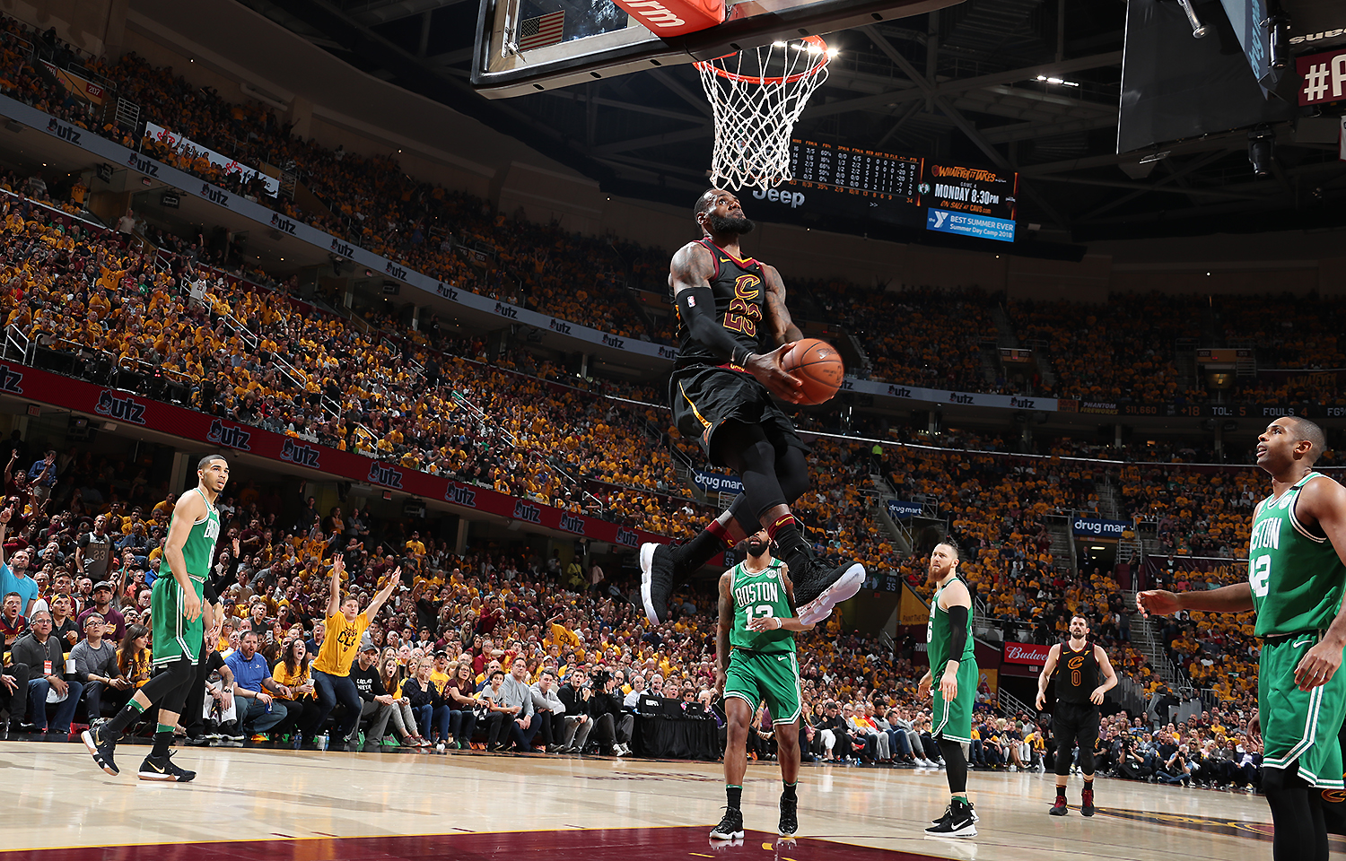 过去6场32+8+8！哈登三节空砍31+5+8，快船28分惨败，近10场仅1胜（近6战场均32+8+8！哈登三节轰31+5+8仍无力回天，快船惨负28分，近10场仅1胜）