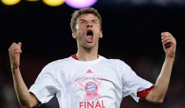 巴黎人报：一极端球迷组织庆祝成立20周年，在埃菲尔铁塔大放焰火（《巴黎人报》：极端球迷组织庆祝成立20周年，在埃菲尔铁塔燃放烟花）