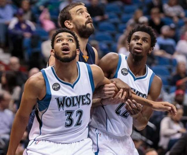 郭昊文再传空接被詹姆斯大帽扇出 林庭谦追身命中三分打停同曦（郭昊文再度空接遭詹姆斯大帽，林庭谦追身三分命中逼停同曦）