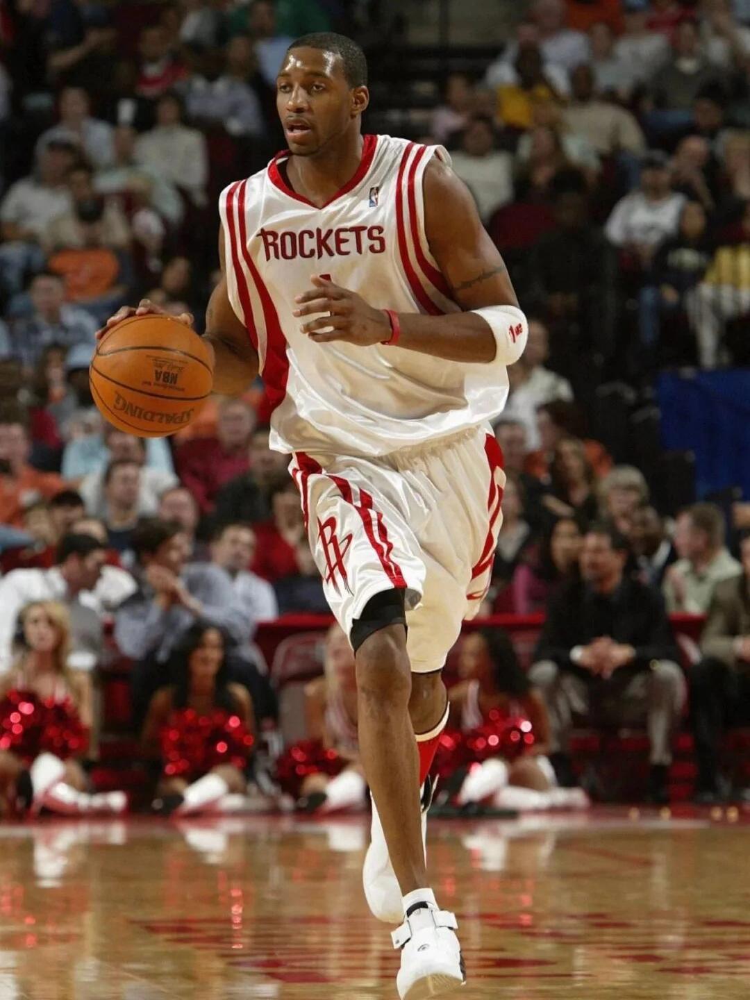 场上作用其实相当明显，湖人都伤到这程度了为什么还不让他出场？（作用一目了然，伤兵满营的湖人为何仍不让他出场？）