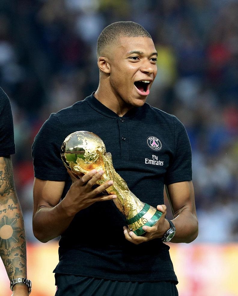 TA：利物浦签不下伊萨克也不会盲目买人；斯洛特想补充中后卫（TA：即便无缘伊萨克，利物浦也不盲目引援；斯洛特盼补强中后卫）