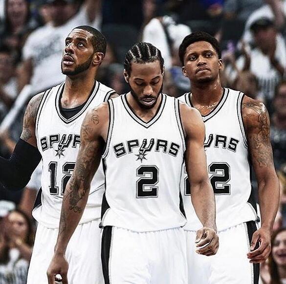 记者：对阵塞尔塔前阿隆索给全队放假两天，这让管理层不解（记者称阿隆索战塞尔塔前给全队放两天假，管理层难以理解）