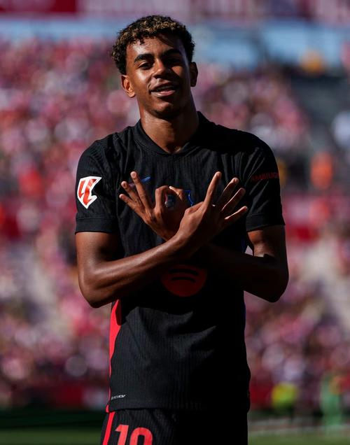 在科蜜们心中，2K4就是科比的签名鞋对吗？（在科比球迷眼里，2K4就等同于他的签名鞋吗？）