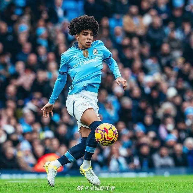 TA：巴萨伤病激增&体能改革失效，引发更衣室不满与矛盾升级（TA：巴萨遭伤病潮夹击，体能改革未见成效，更衣室不满升级）