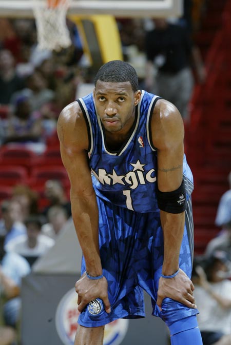 詹姆斯助攻队友完成精彩扣篮（詹姆斯妙传助队友上演精彩暴扣）