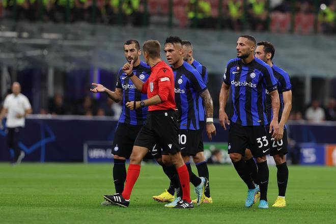 切尔西半场被反超，英格兰球队欧战首次被阿塞拜疆球队打入2球（切尔西半场遭逆转，阿塞拜疆球队欧战首次对英格兰球队攻入两球）